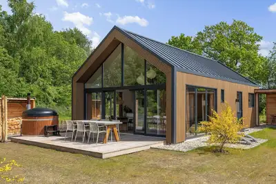 Image de A cosy bungalow for four people with its own hot tub, situated in the green heart of Drenthe amongst the woods of Gasselte