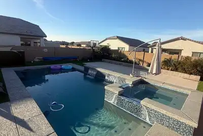 Image de Private Heated Pool + Year-Round Hot Tub