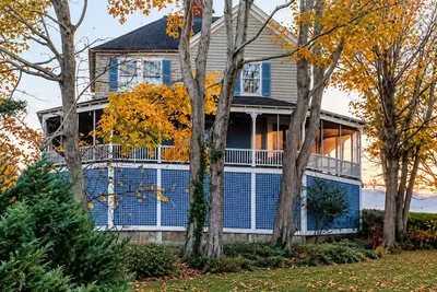 Image de 3 minute walk to Megansett Beach. Spacious 4-bedroom Victorian