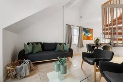 Image de Heimby Homes - Large Top Floor Penthouse Apt!