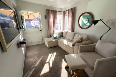 Image de Entire Cottage Steps from Beach and Bay with deck