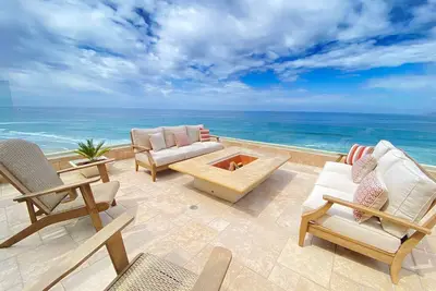 Image de Beachfront Penthouse with Large Private Rooftop Patio with Wood Burning Firepit