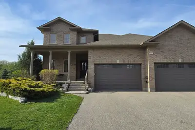 Image de Spacious Doon Retreat | Sleeps 8 | Private Yard | Near 401