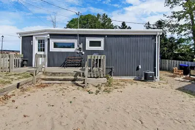 Image de Beach 1 Getaway, Walk to Beach 1, Sleeps 10, Pet-Friendly, Fire Pit 93 Mosley St