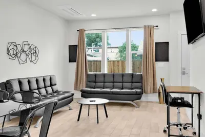 Image de Innovative Apartment|Sleeps 7|5Beds & 2Sofa Beds|C