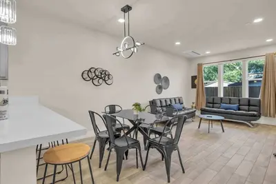 Image de Innovative Townhouse|Sleeps 7|5Beds & 2Sofa Beds A