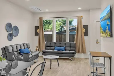 Image de Innovative Townhouse|Sleeps 7|5Beds & 2Sofa Beds B