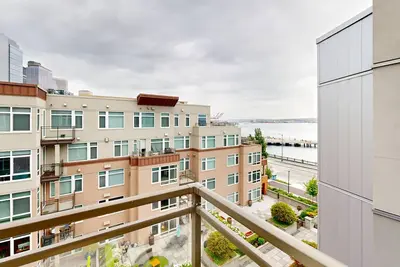 Waterfront 2br Condo-Walk to Iconic Seattle Spots