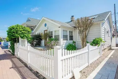 Image de Designer Beachy Cottage minutes walk to the beach, boardwalk, nightlife.
