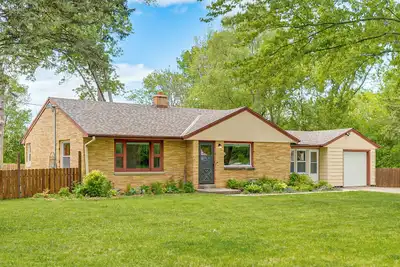 Image de Huge Yard, Fire Pit, Garden! Milwaukee Family Home