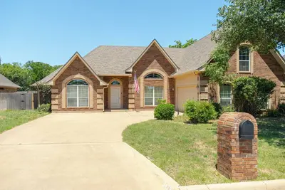 Image de Spacious  Abilene home in Silver Oaks with 8 beds, 2 baths, Wi-Fi, full kitchen, and space for up to 14 guests. Perfect for families, groups, and extended stays near shopping, dining, and downtown attractions.