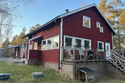 Image de Family friendly house nestled in greenary with lake and sea as neighbor