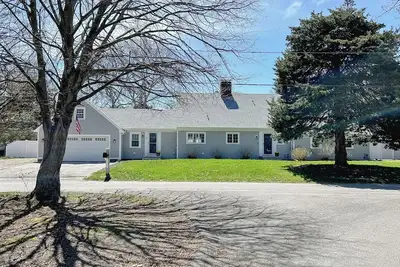 Image de 1 mile from Main Street and 1. 5 miles to Falmouth Heights Beach.