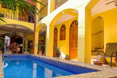 Image de Charming Downtown Colonial-Private Pool & King Beds