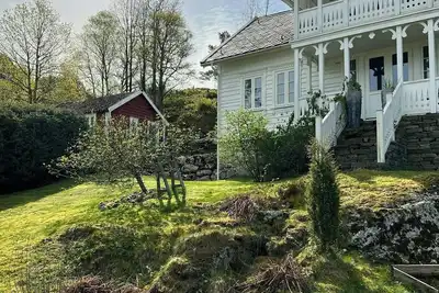Image de Maison suisse datant de 1880 à Hattarvågen, sur l'île de Borgøy