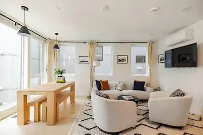 Modern Townhome- Skyline Views+ A/C + Parking