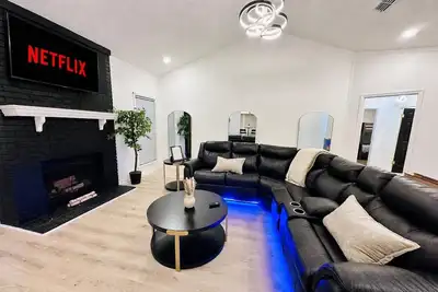 Image de The Amber · Modern Retreat · Pool Table · Indoor Hoops · Fast WiFi