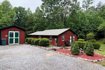 Image de 2-bedroom cabin in serene Cleveland perfect for a relaxing getaway
