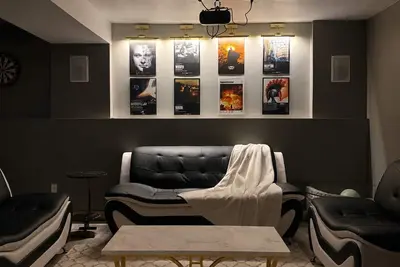 Image de Modern Upper Basement Theatre Suite of Hinton!