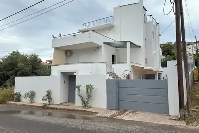 Image de Lovely very bright semibasement apartment with 2 bedrooms, double and tween