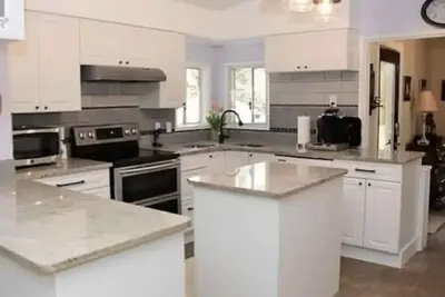 Image de Stay in Sunny Osoyoos! Large private yard and hot tub, perfect for boaters!