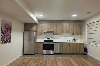 Image de Modern & Spacious Suite with 1 king bed, 2 Queen, kitchen, Hot tub and Parking!