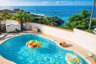 Image de Villa piscine pieds dans l'eau, emplacement mer exceptionnel