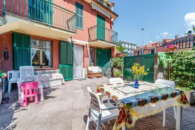 Image de Cozy and charming 50 square meters ground-floor house with a private entrance, perfect for four people. The property is ideally located for those who want to fully enjoy the Moneglia seaside: the beach is just a 5-minute walk away. The train station is al