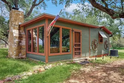 Image de Historic lakefront & wildlife haven with firepit & gas grill - minutes to water