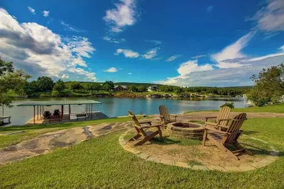 Image de Renovated waterfront home with WiFi, lake views, dock & boat lift - dogs Ok