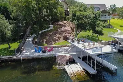 Image de Lakefront home with WiFi, entertainment, dock & lake views - dogs Ok