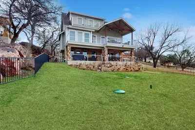 Image de Charming lakefront home with lake views, dock & entertainment