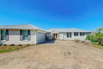 Image de 2-story home with covered patio, balcony, fireplace, streaming, great views, W/D