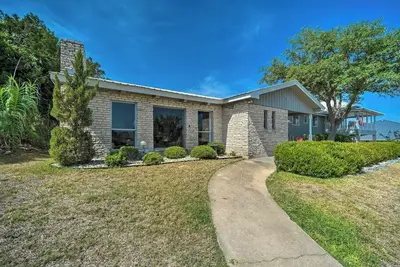 Image de Snowbird-friendly house with game room, full kitchen, balcony, & W/D