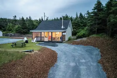 Image de Oceanfront Boutique Retreat~Hot Tub~Woodstove