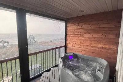 Image de Oceanfront Boutique Retreat~Hot Tub~Woodstove
