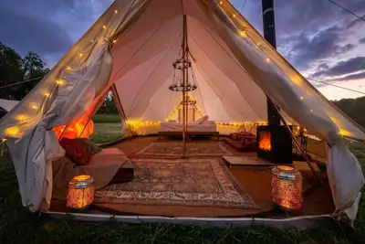 Image de Bell Tent Sleeps 4 with Woodburner & Sauna · Blackdown Hills