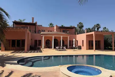 Image de Villa Amazura, et son jardin verdoyant