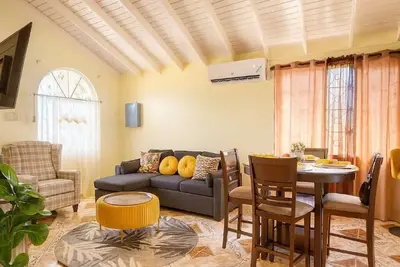 Image de Golden Sunflower Escape • Minutes from the Beach