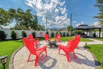 Image de Backyard Oasis - Sleeps 10 - Hot Tub, Bbq, Outdoor Bar, Huge Backyard Central