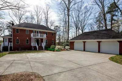Image de The Hill-Private Estate Near Atlanta-Huge Home, 2 Kitchens, Ideal for Gatherings