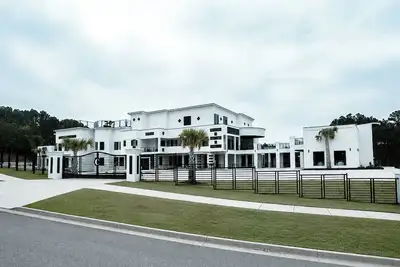 Image de Gated Luxury Retreat, 15 Min from Atl Airport, Modern Amenities, Sleep up to 20p
