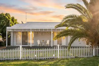 Image de Dromana Coastal Escape • 150m to Beach • 4br & Sleeps 8 • Games Room  • Walk to Shops
