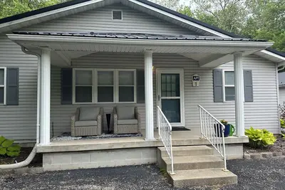 Image de Edge of town unit 1, Comfortable 2 bedroom with queen beds, Ac w covered porch