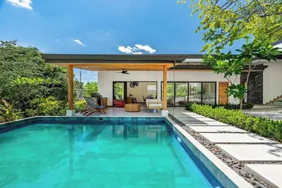 Image de Eco-friendly home with lake view, private pools and and close to grocery store