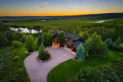 Image de Spring Shores Lodge | Luxury Mtn Estate, Sleeps 40, Private Lake & More!