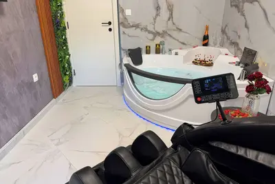 Image de Jacuzzi, Floating Bed & 4d Massage Chair - Presidential Apartment Apollo 11