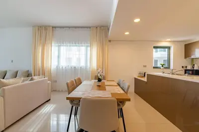 Image de Seaview Bliss | Chic 2br with Balcony Retreat