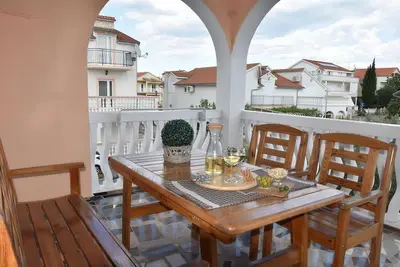 Image de Spacious Apartment with Large Balcony, Parking & Walk to Beach