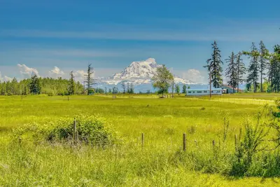 Image de Stunning View! Peaceful Family Home w/ Yard in Roy